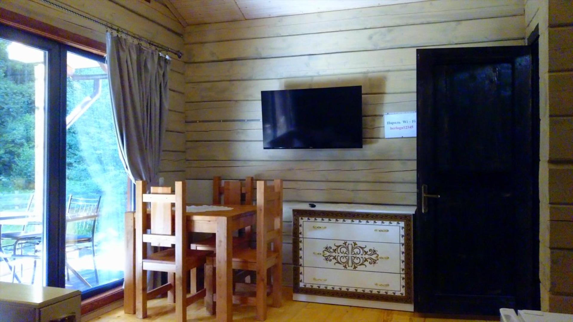 Hotel Berloga-Sinevir Synevyrs'ka Polyana Bilik gambar